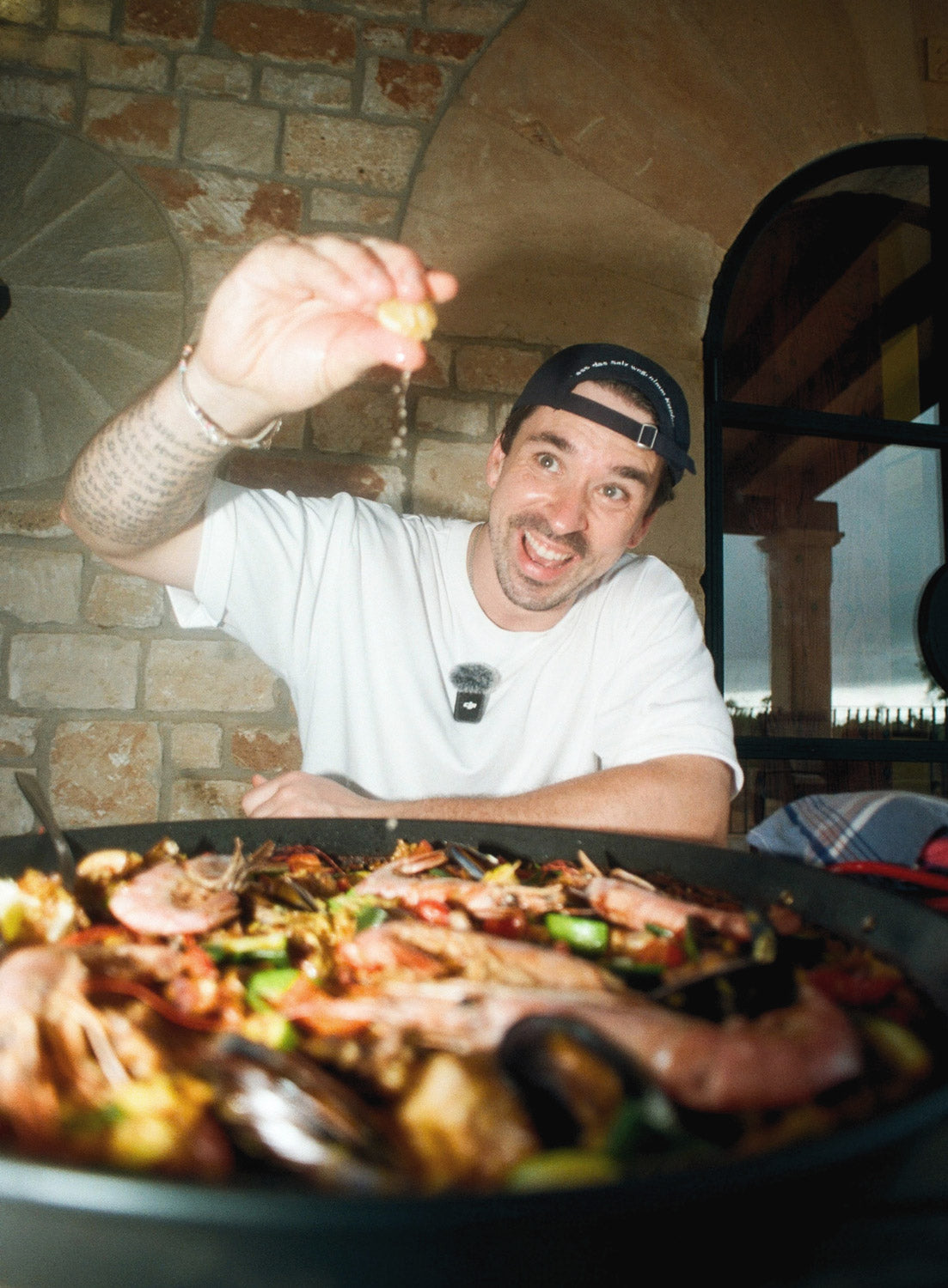 Tim salzt eine große Paella-Pfanne